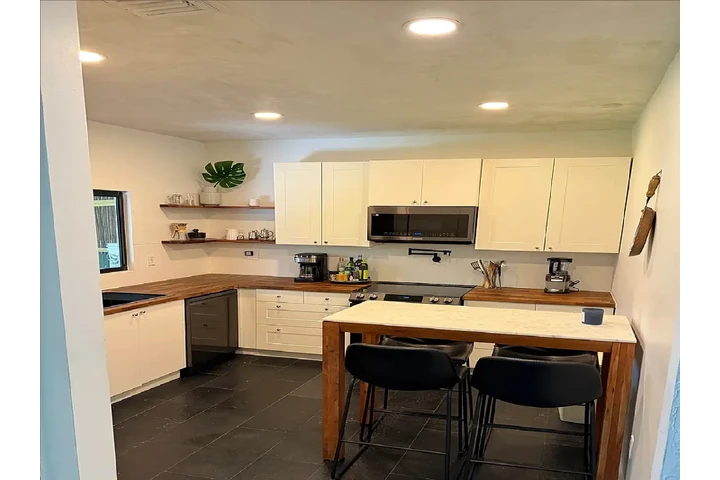 $1050 : New floors appliances home image 4