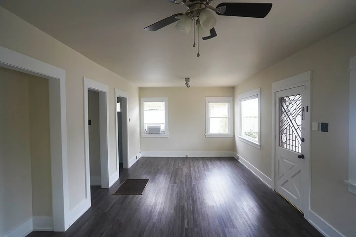 $800 : Charming Detached Cottage ! image 2