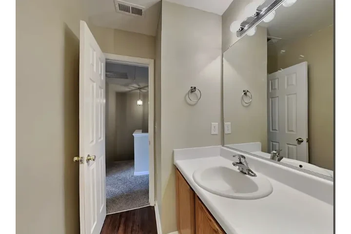 $1200 : Low income single family house image 9