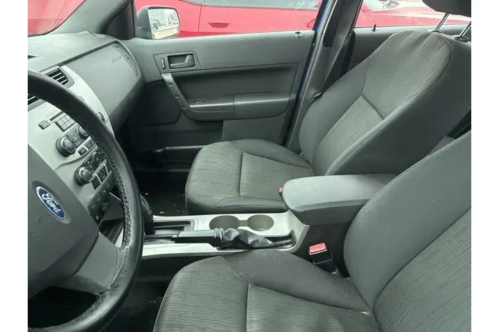 $2922 : Ford Focus 2010 SE 4dr Sedan image 3