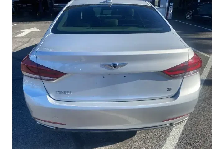 $11611 : Hyundai Genesis 2016 3.8L 4d image 6