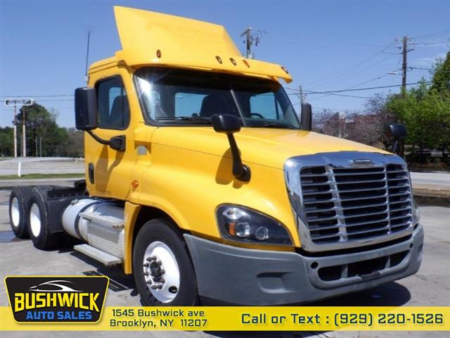 $24995 : Used 2015 CASCADIA Tractor Tr image 2