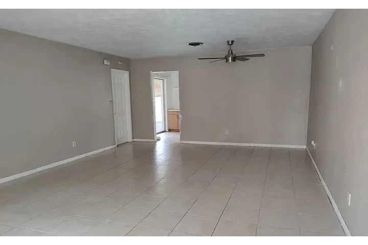 $1250 : HOUSE RENT IN AVON PARK FLORID image 2