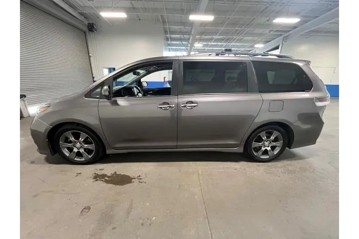 $13922 : Toyota Sienna 2015 image 6