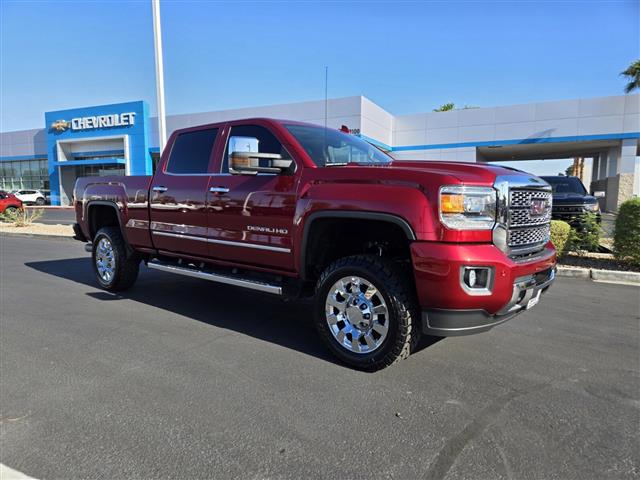 $55988 : Pre-Owned 2019 Sierra 2500HD image 1