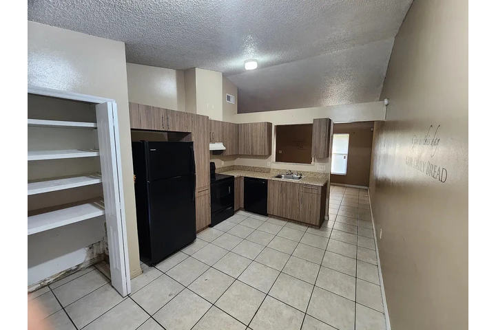 $980 : 2 full baths spacious home image 4