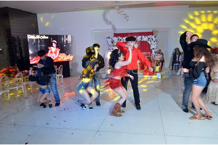 vals y Baile sorpresa image 2
