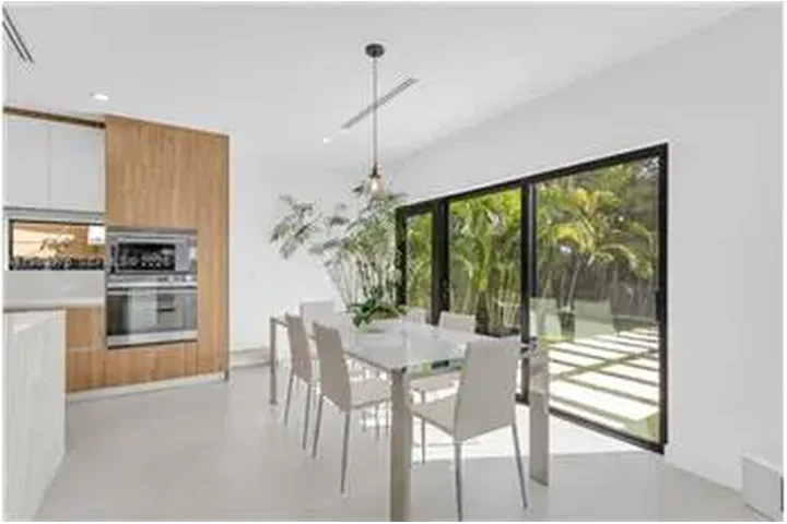 $10500 : Rental property with 4 bedro image 3