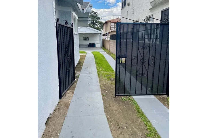 $2400 : 3 Bedroom Home in Los Angeles image 10