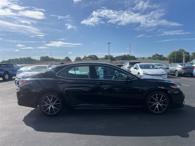 $23892 : PRE-OWNED 2022 TOYOTA CAMRY SE image 8