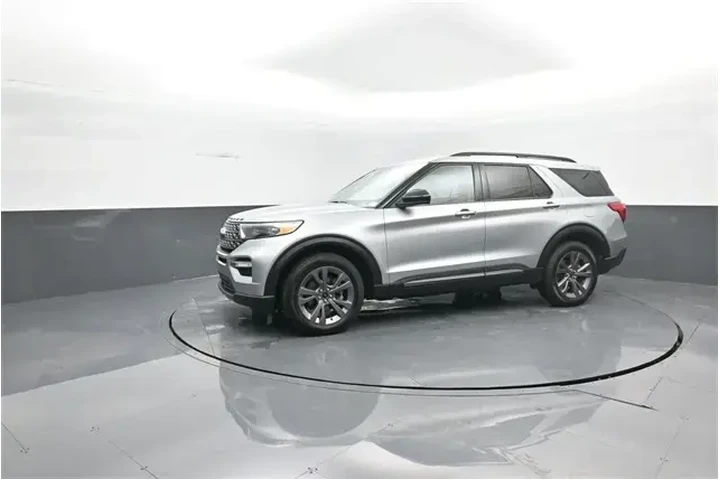 $32958 : Ford Explorer 2023 AWD XLT 4 image 4