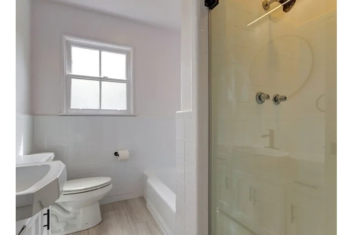 $2400 : 3Bed 2Bath in 60th Street LA, image 9