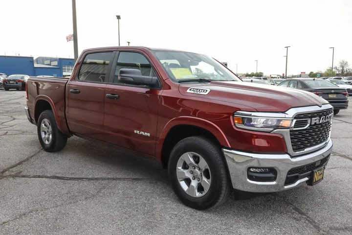 $40587 : 2025 1500 Big Horn 4x4 Crew C image 3