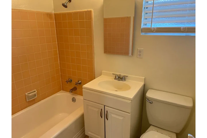 $900 : Belmont Heights bungalow! image 9