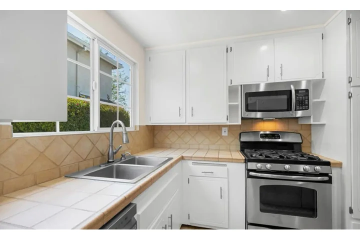 $2500 : 3 Bedroom House in Koreatown image 3