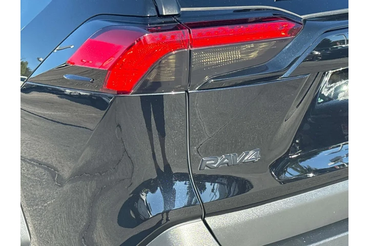 $32750 : Toyota RAV4 2023 XLE Premium image 6