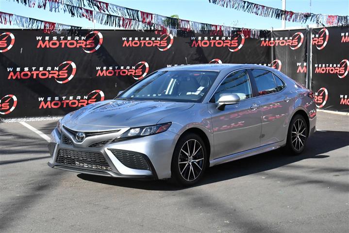 $24985 : Camry SE Sedan 4D image 3