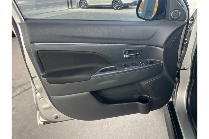 2020 Outlander Sport 2.0 ES 4 image 10