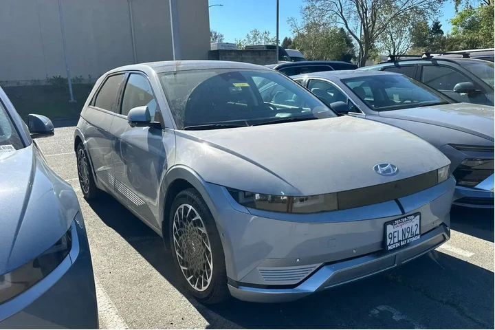 $28990 : Hyundai IONIQ 5 2023 AWD Lim image 2