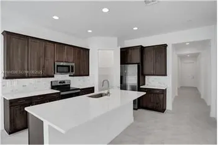 $4500 : Rental property with 3 bedro image 2