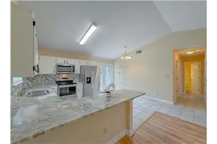 $800 : Rental property with 2 bedro image 10