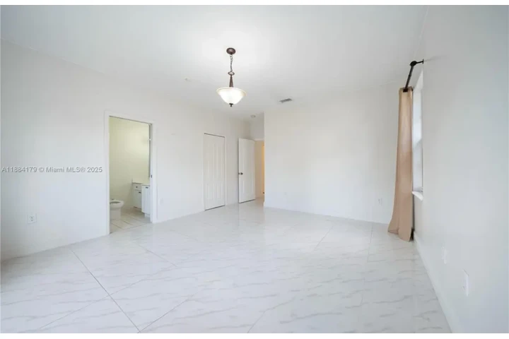 $2100 : 2 Bedroom 2Bath in westchester image 5