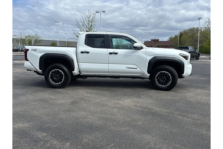 $42994 : Gold Certified 2025 TACOMA TR image 8