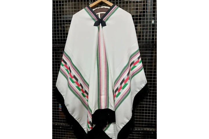 $400000 : Ponchos y tejidos Calamaco. image 6