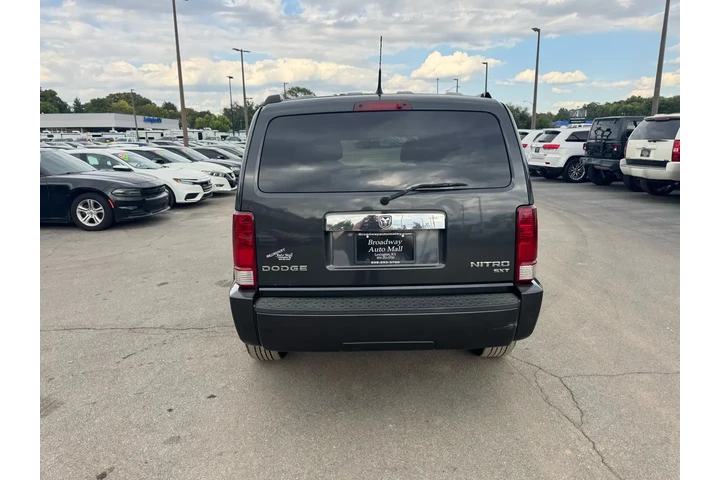 $3980 : 2011 Nitro 4WD 4dr SXT image 3