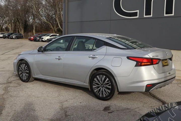 $17288 : 2023 Altima 2.5 SV Sedan image 6