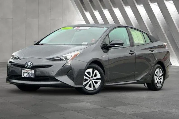$17900 : Toyota Prius 2017 Four 4dr H image 2