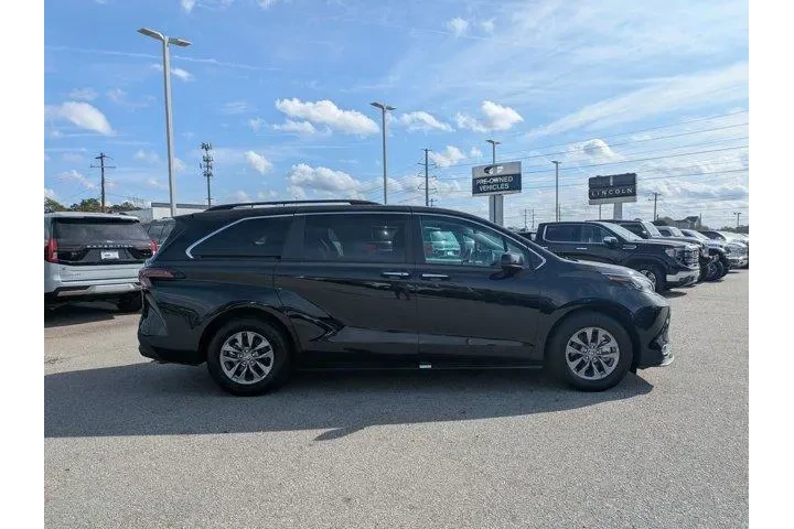 $39995 : Toyota Sienna 2024 XLE 8-Pas image 4