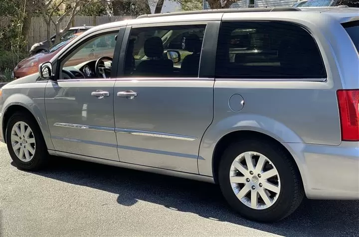 $5000 : 2015 Chrysler Town & Country T image 2