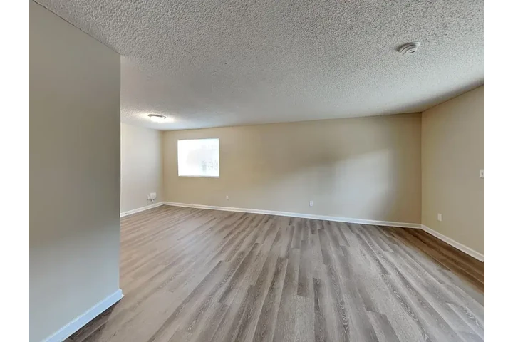 $1969 : Spacious 3-Bedroom Ready image 3