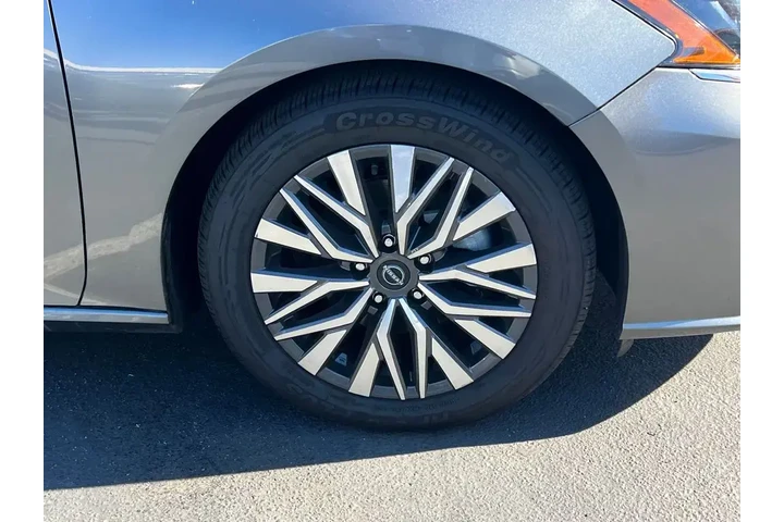 $18998 : Nissan Altima 2023 2.5 SV 4d image 10