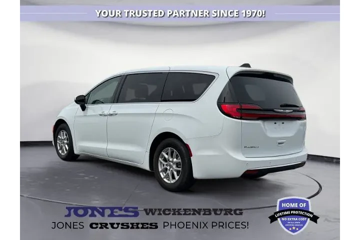 Chrysler Pacifica 2023 Touri image 3