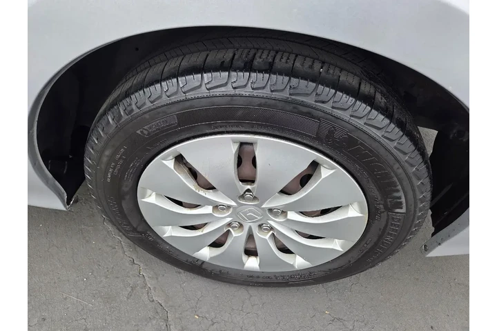 $9697 : Honda Accord 2012 LX 4dr Sed image 10