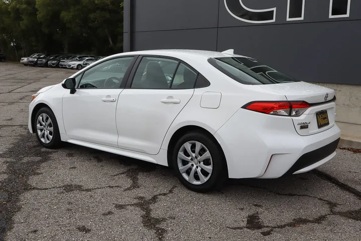 $18488 : 2022 Corolla LE image 6