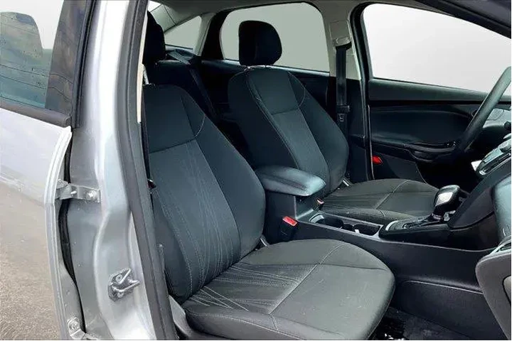 $15891 : Ford Focus 2018 SE 4dr Sedan image 6