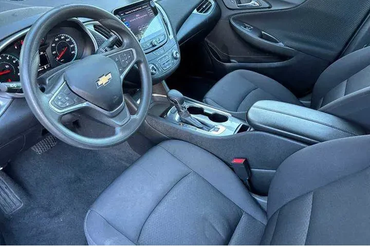 $13813 : Chevrolet Malibu 2022 LT 4dr image 4