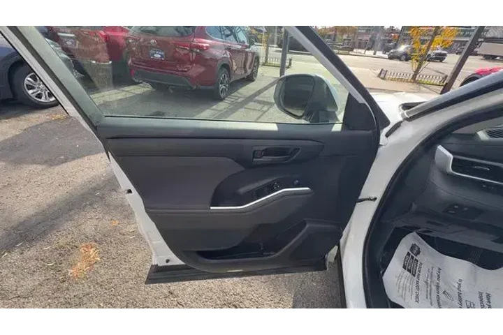 $31388 : Toyota Highlander 2024 LE 4d image 9