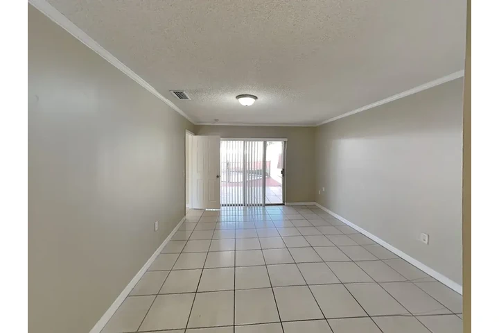 $2530 : 3 Bedroom house in Kendall image 5