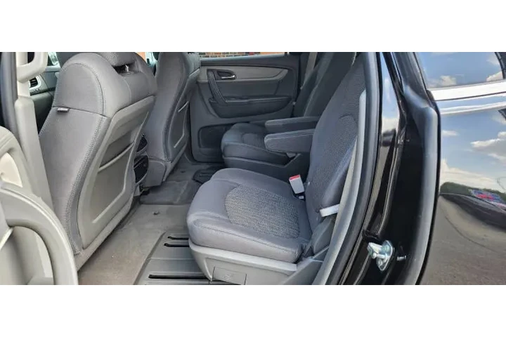 $12990 : 2016 Traverse LT image 8