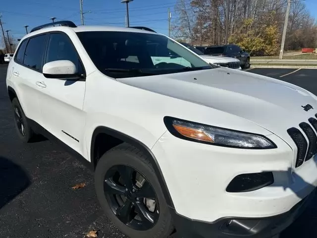 $14950 : Pre-Owned 2018 Cherokee Latit image 1