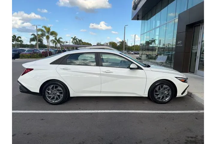 $19811 : Hyundai ELANTRA 2024 SEL 4dr image 4