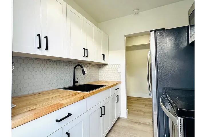 $800 : Spacious and renovated 2 image 3