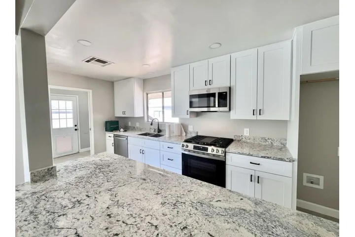 $2800 : 4 Bedroom Home For Rent in LA image 4