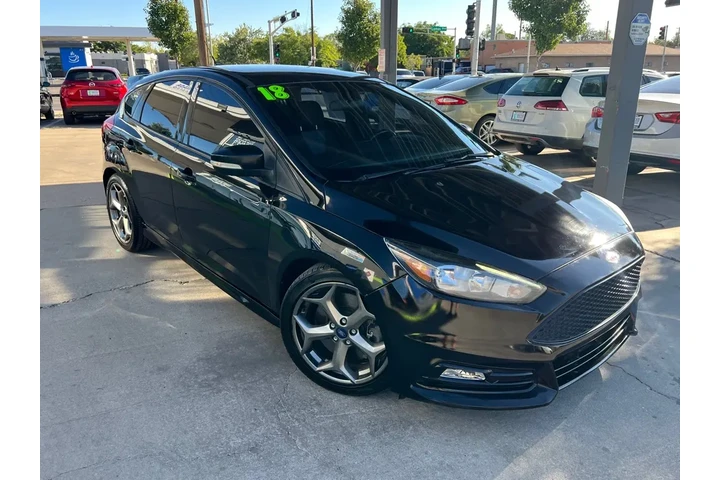 2018 Focus ST Hatch image 3