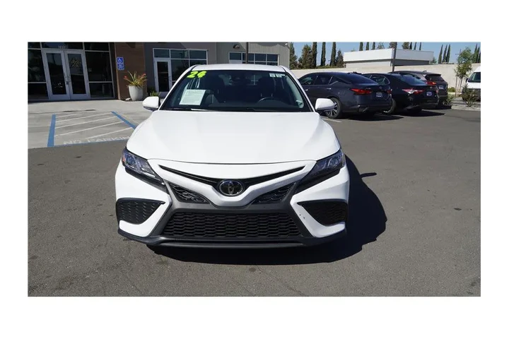 $27700 : 2024 Camry SE Sedan 4D image 3