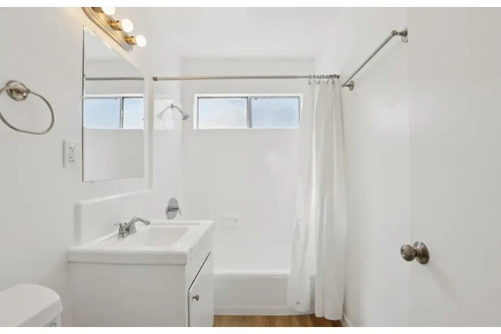 $2300 : 3 Bedroom Apt in West Adams image 8